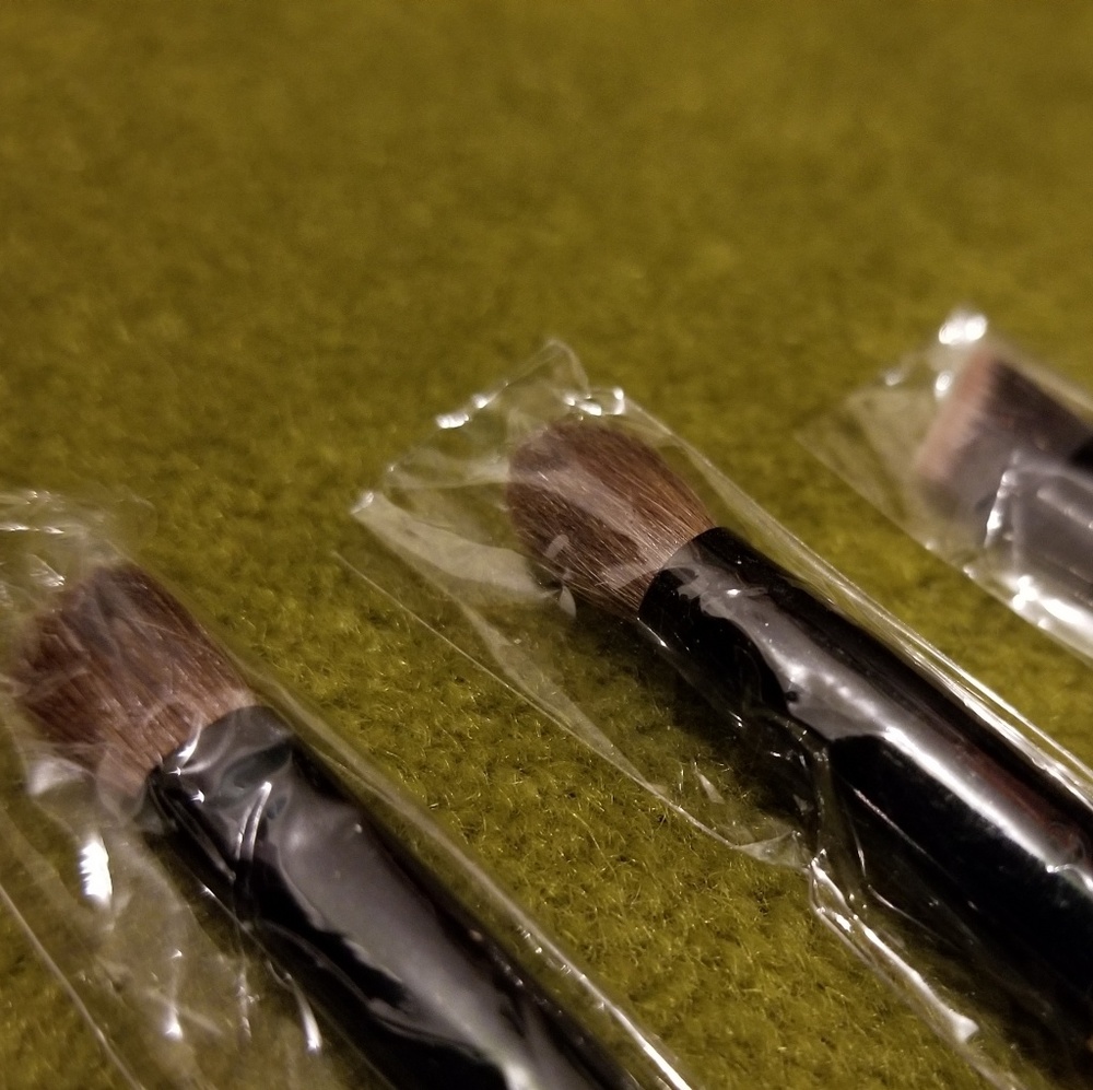 SOLD-BOBBI BROWN Makeup Brushes w/Pouch - Picture 4 of 5